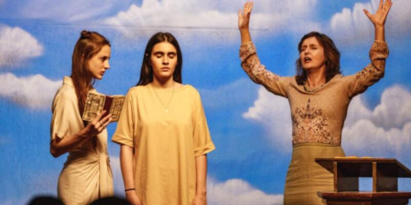 Depois de sucesso internacional, 'Raquel 1:1' chega aos cinemas do Brasil; assista à cena exclusiva