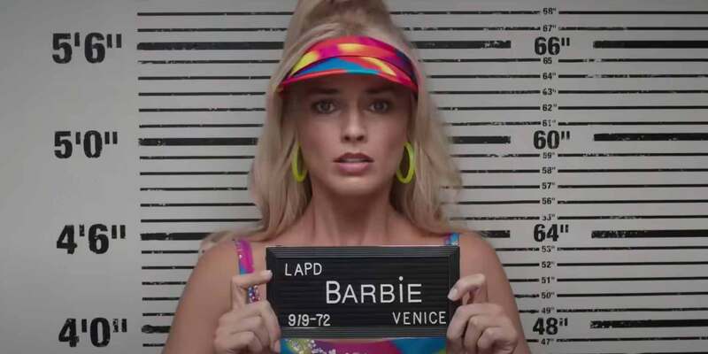 Margot Robbie experimenta as dores e alegrias do mundo real no novo trailer de 'Barbie'
