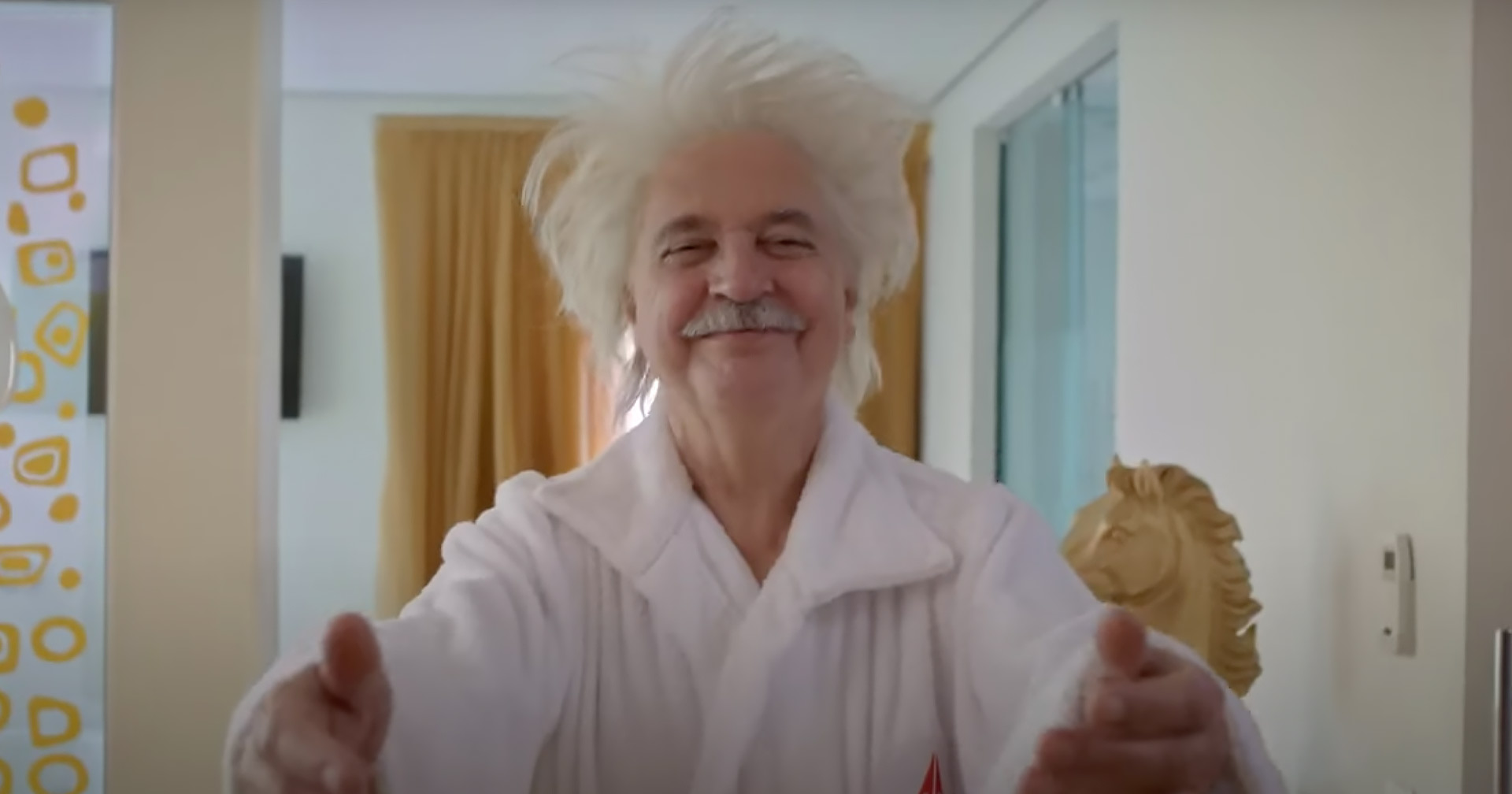 'Empirion: Uma Aventura com Einstein' traz o famoso cientista aos dias atuais; assista ao trailer