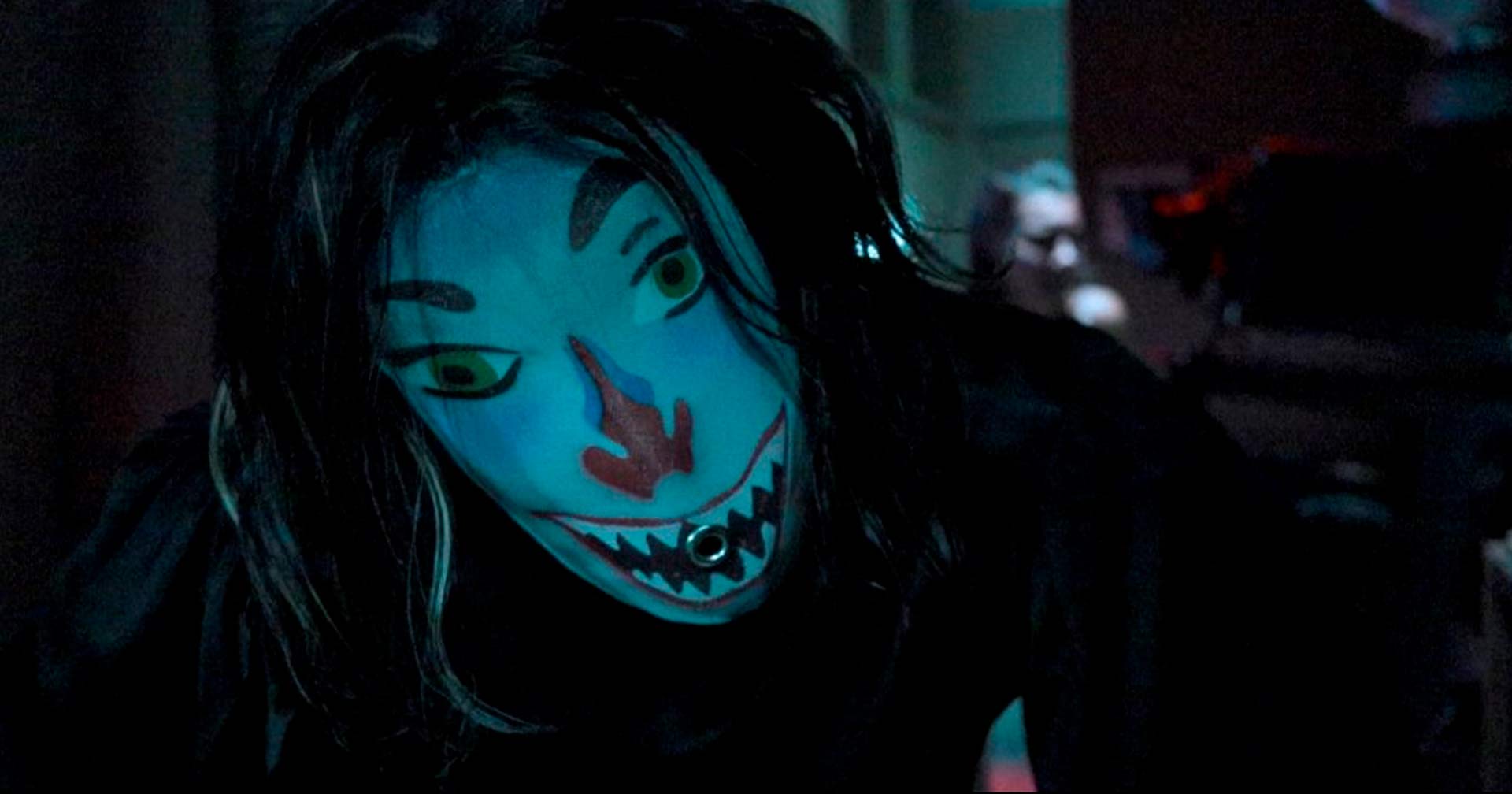 Trancado em cinema, grupo é aterrorizado no trailer tenso de 'Sala Escura'; confira