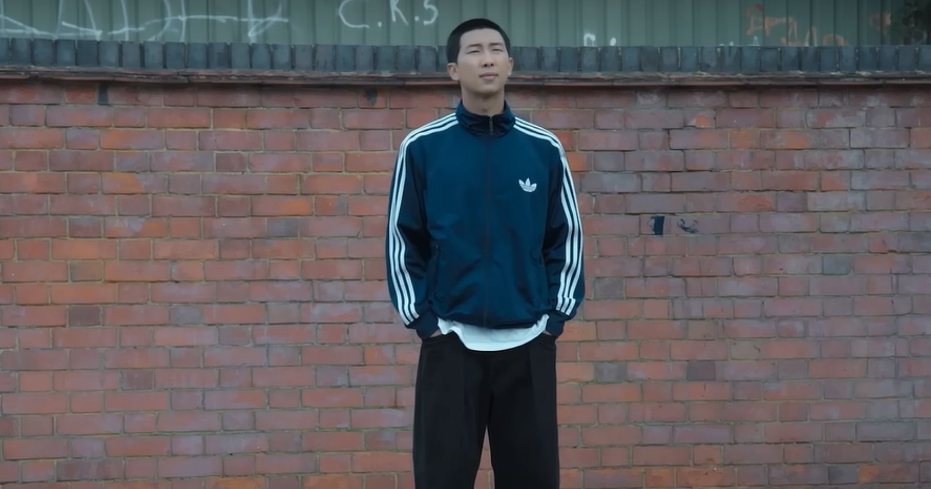 Documentário sobre líder do BTS, ‘RM: Right People, Wrong Place’ estreia nesta quinta nos cinemas