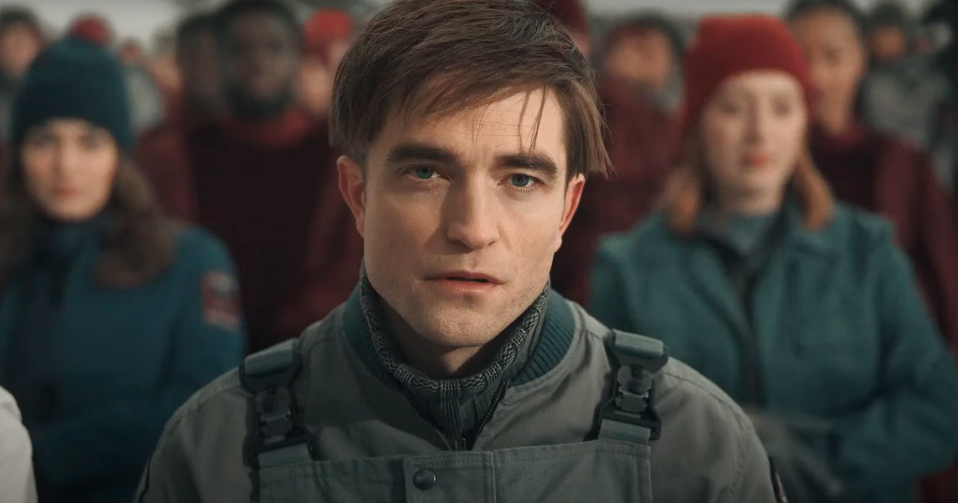 Robert Pattinson sofre mortes violentas em novo trailer de ‘Mickey 17’; assista