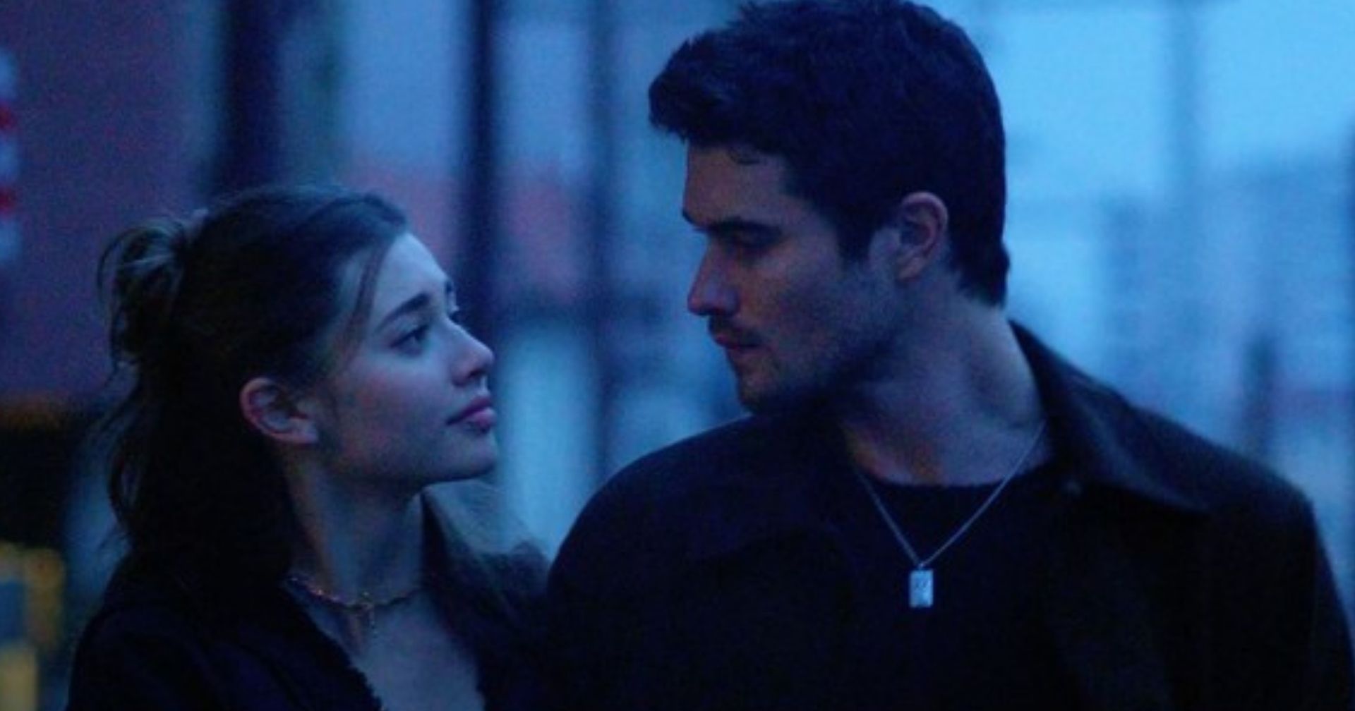 Confira o cartaz exclusivo de ‘Na Sua Pele’, novo romance estrelado por Chase Stokes e Sydney Taylor