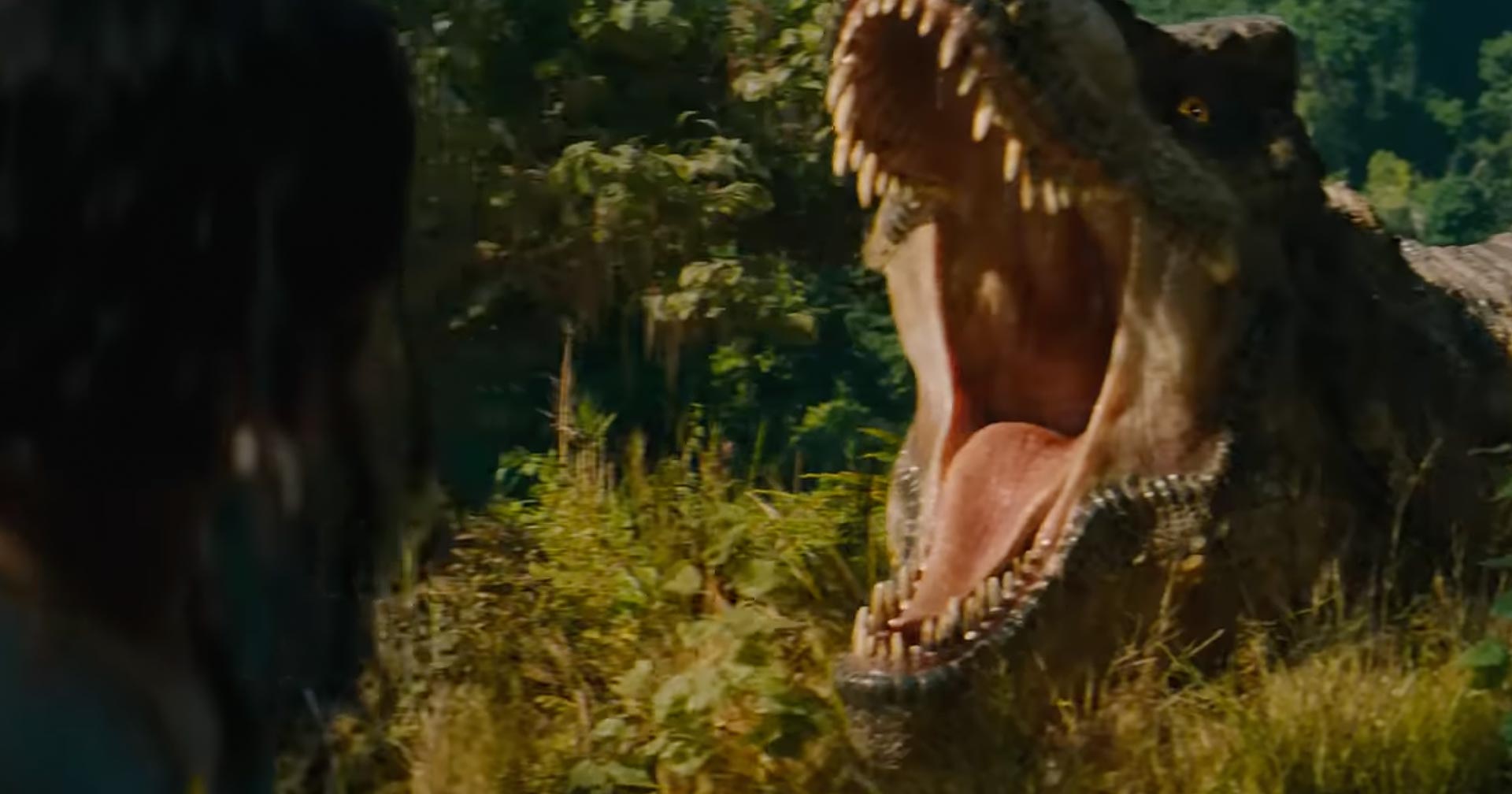 Scarlett Johansson e Jonathan Bailey lutam para sobreviver no trailer de ‘Jurassic World: Recomeço’