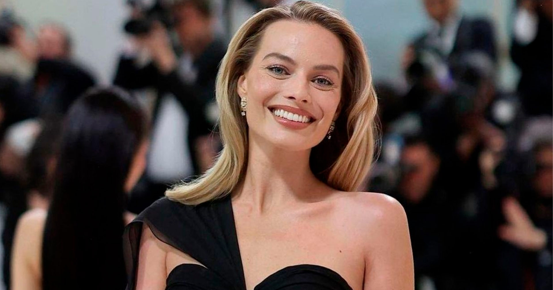 Margot Robbie surge vestida de noiva em fotos dos bastidores de ‘O Morro dos Ventos Uivantes’; veja