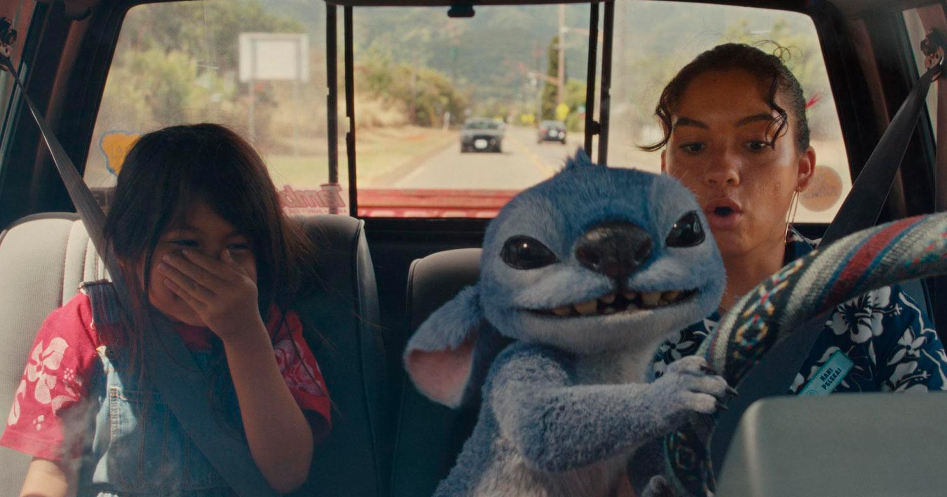 Nova cena hilária do live-action ‘Lilo & Stitch’ mostra o alienígena azul causando confusão; assista