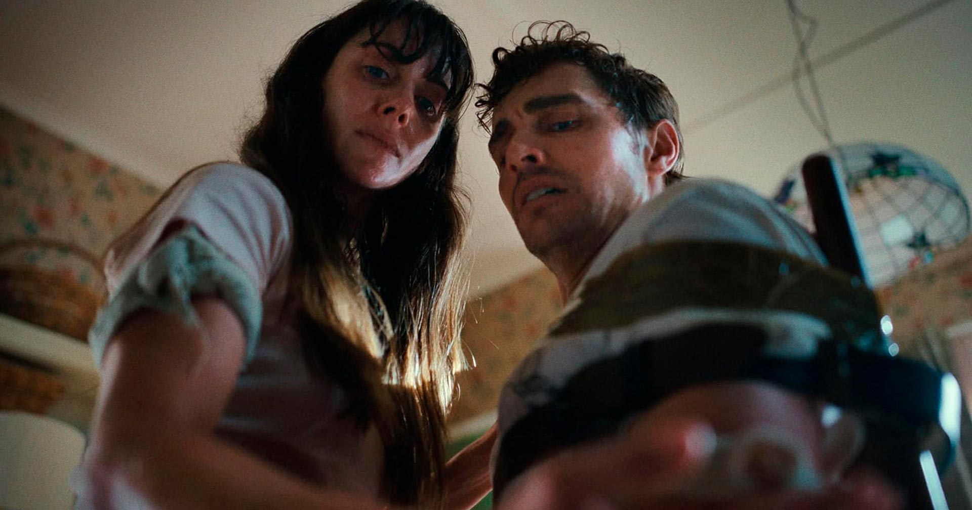 ‘Juntos’, novo terror produzido pelo estúdio de ‘O Macaco’ e ‘Longlegs’, ganha trailer assustador