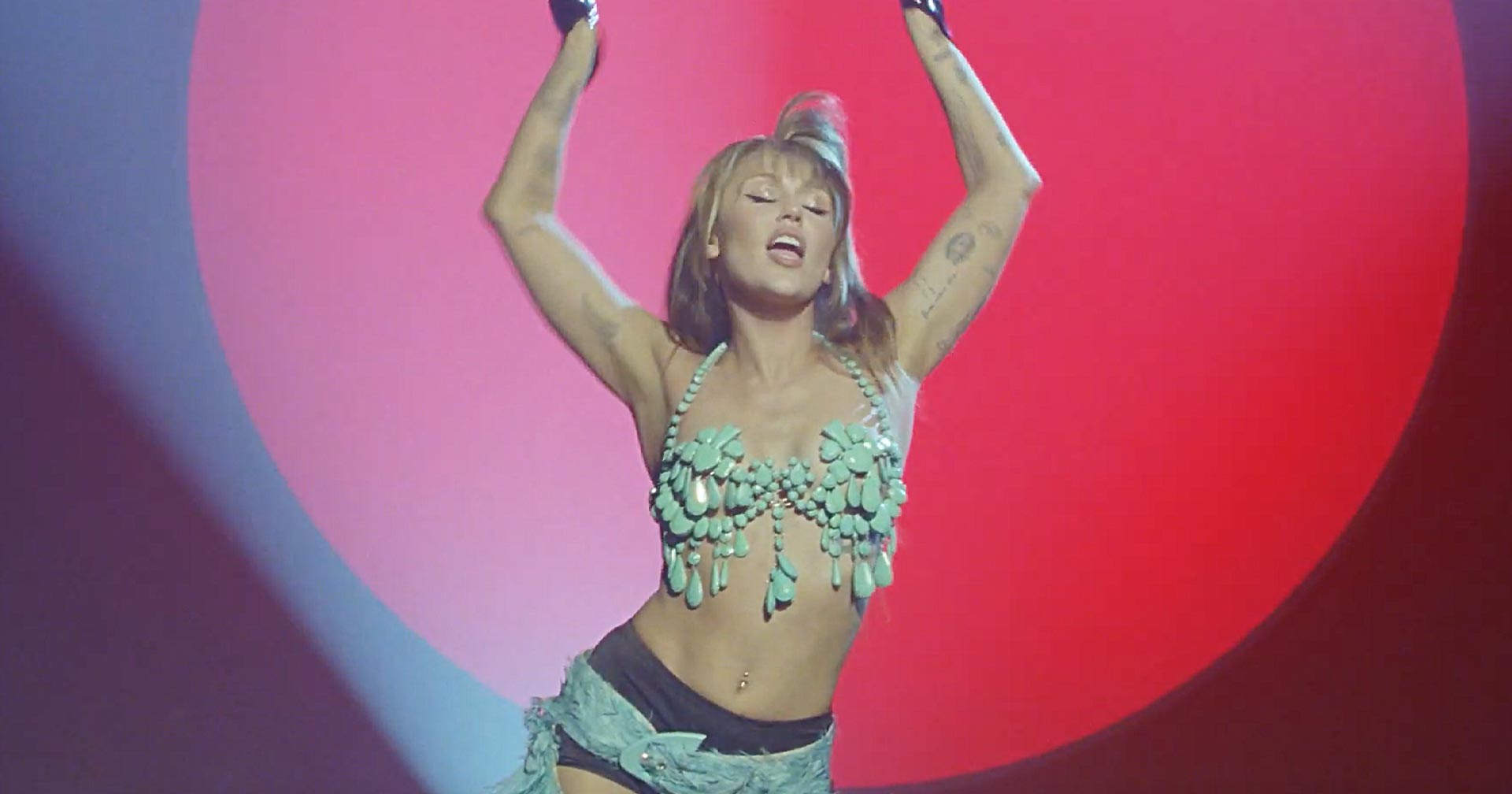 A pré-venda de ‘Miley Cyrus - Something Beautiful’, ópera pop da cantora, está aberta no Brasil