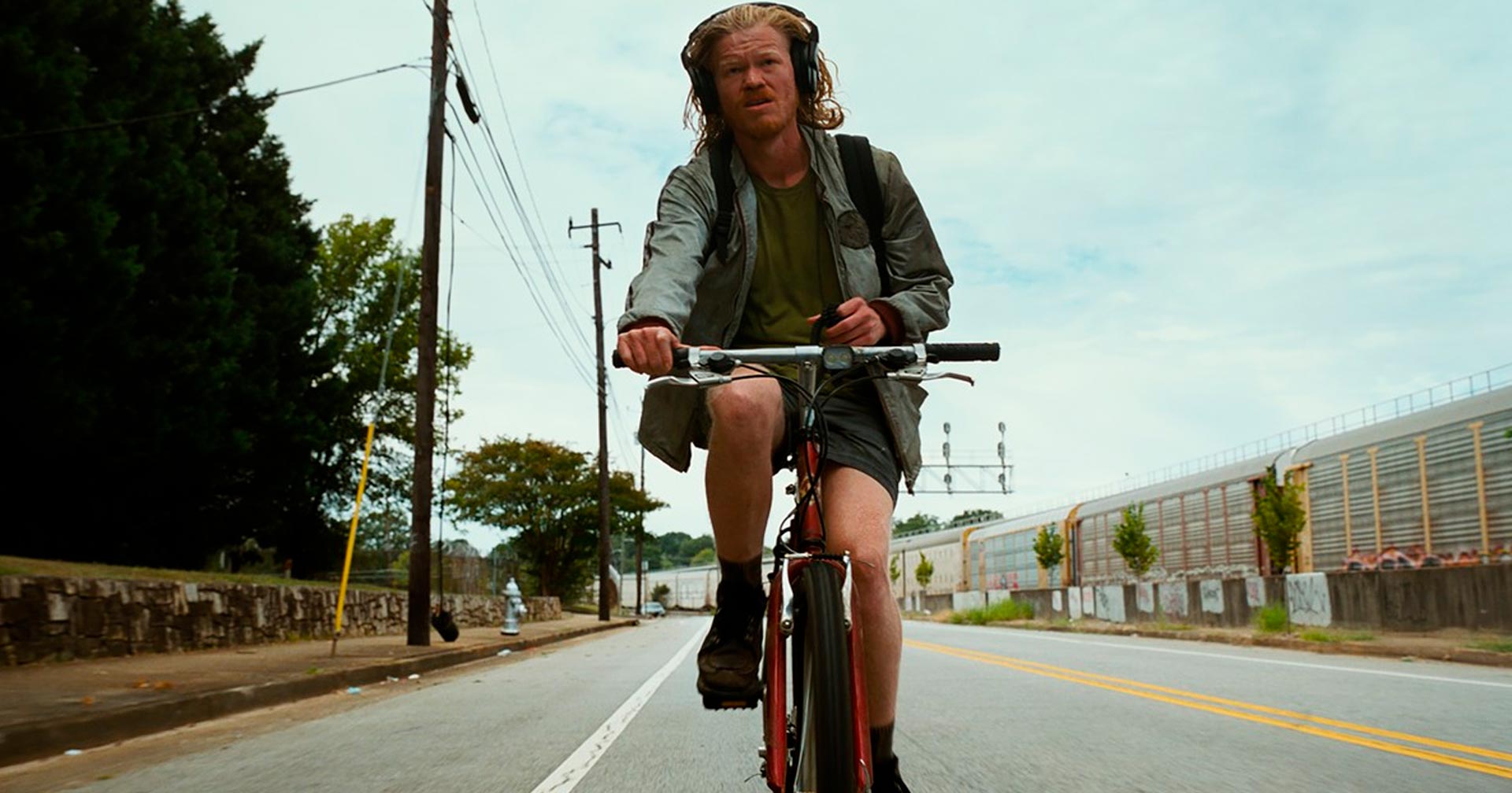 Jesse Plemons sequestra Emma Stone no trailer de ‘Bugonia’, novo filme do diretor Yorgos Lanthimos