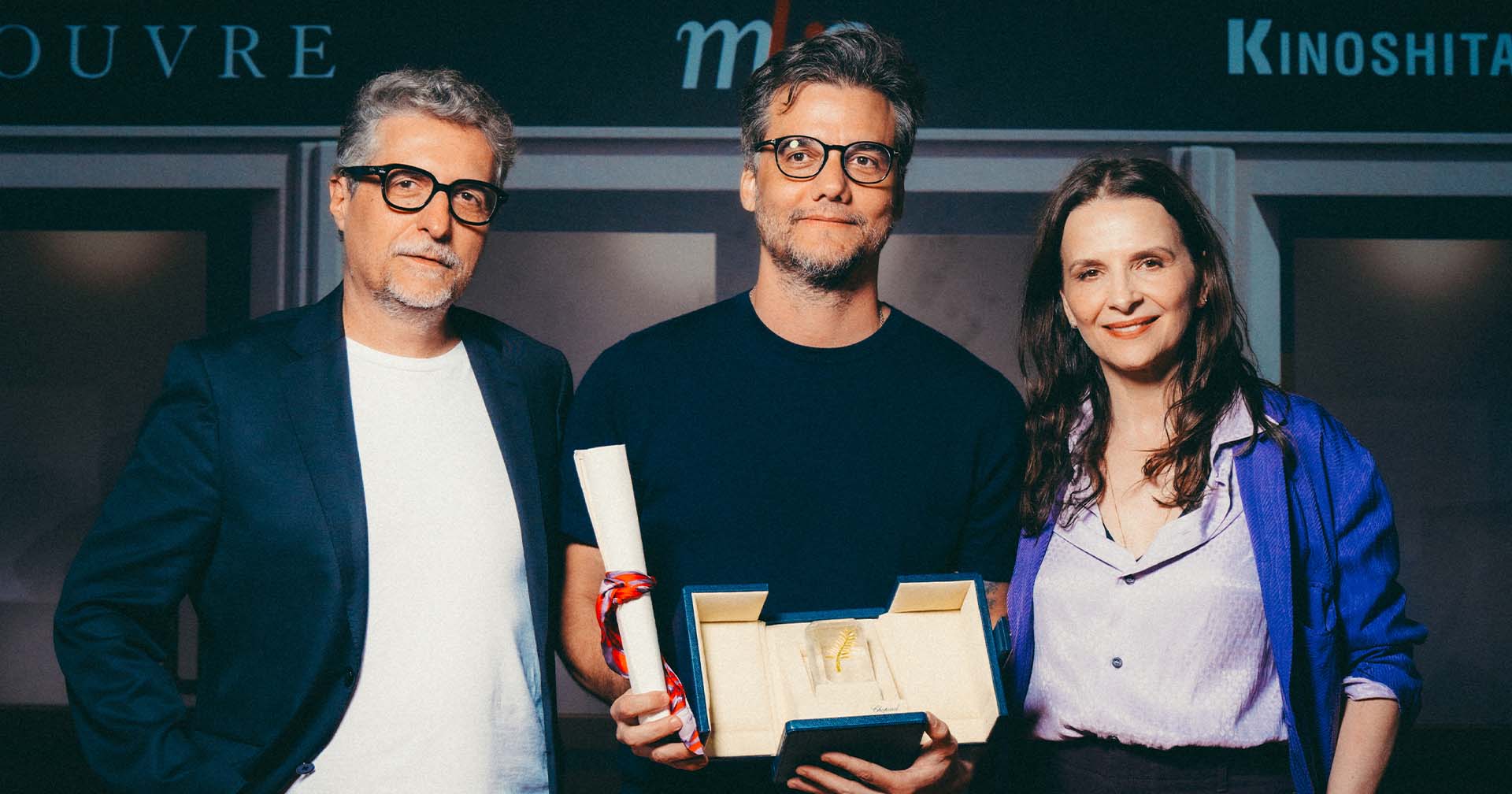 Wagner Moura recebe Palma de Ouro em noite de exibição de ‘O Agente Secreto’ no Museu do Louvre