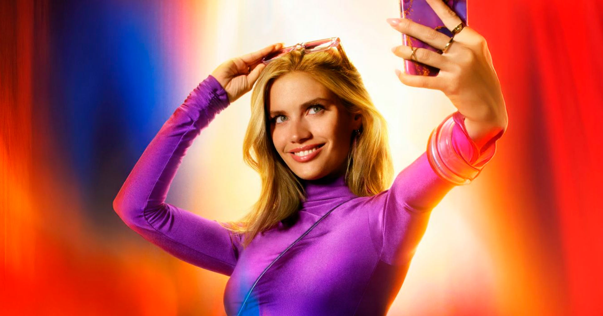 Sara Sampaio revela ter tirado mais de mil selfies no set de ‘Superman’; entenda o motivo