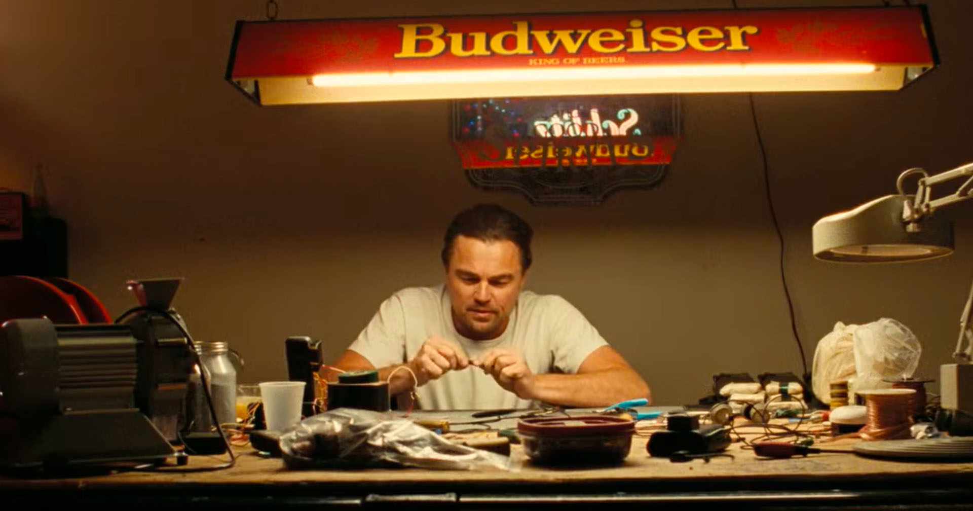 Novo trailer de ‘Uma Batalha Após a Outra’ mistura ação explosiva e humor ácido; assista