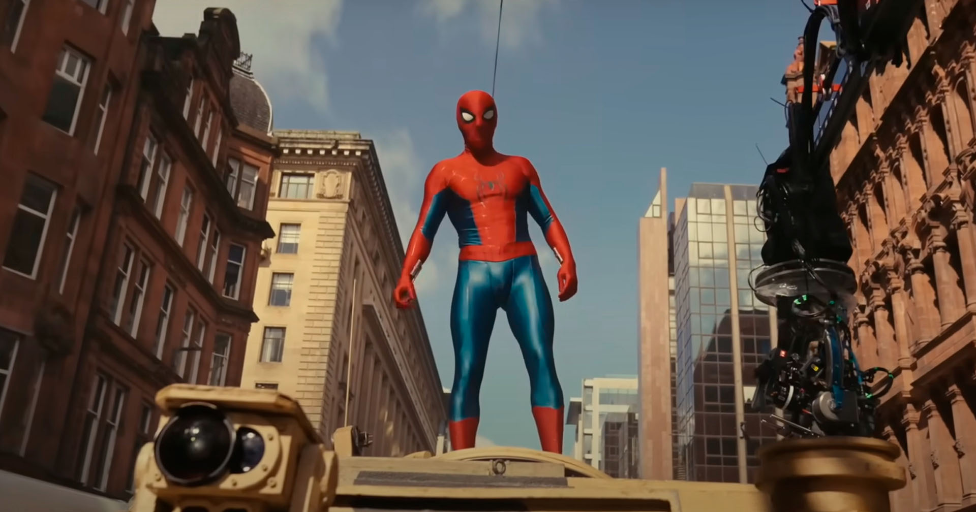 Tom Holland sobe em tanque e interage com fãs em vídeo de bastidores de ‘Homem-Aranha 4’