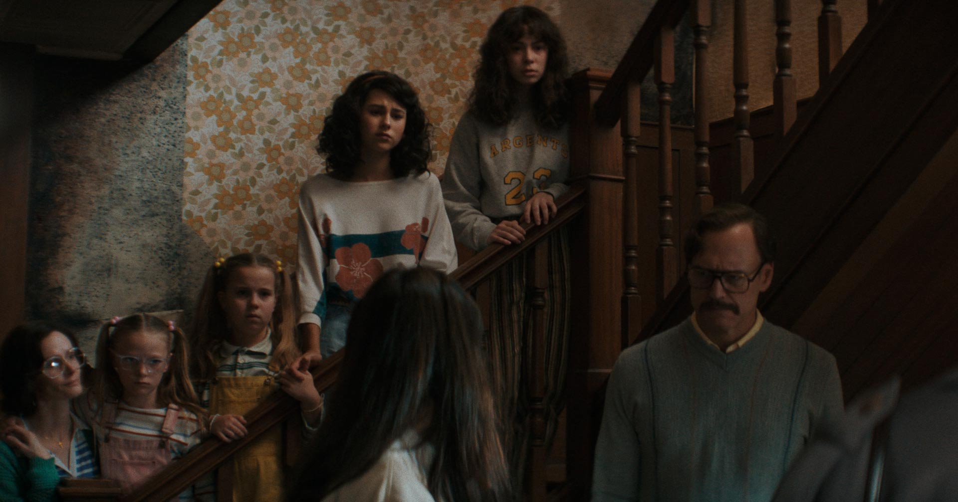 ‘Invocação do Mal 4’ é fiel à história da família Smurl? Diretor detalha a parte criativa do filme