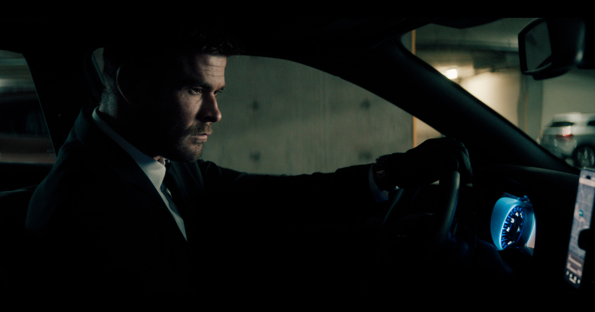 Chris Hemsworth executa uma série de roubos a itens valiosos no trailer de ‘Caminhos do Crime’; veja