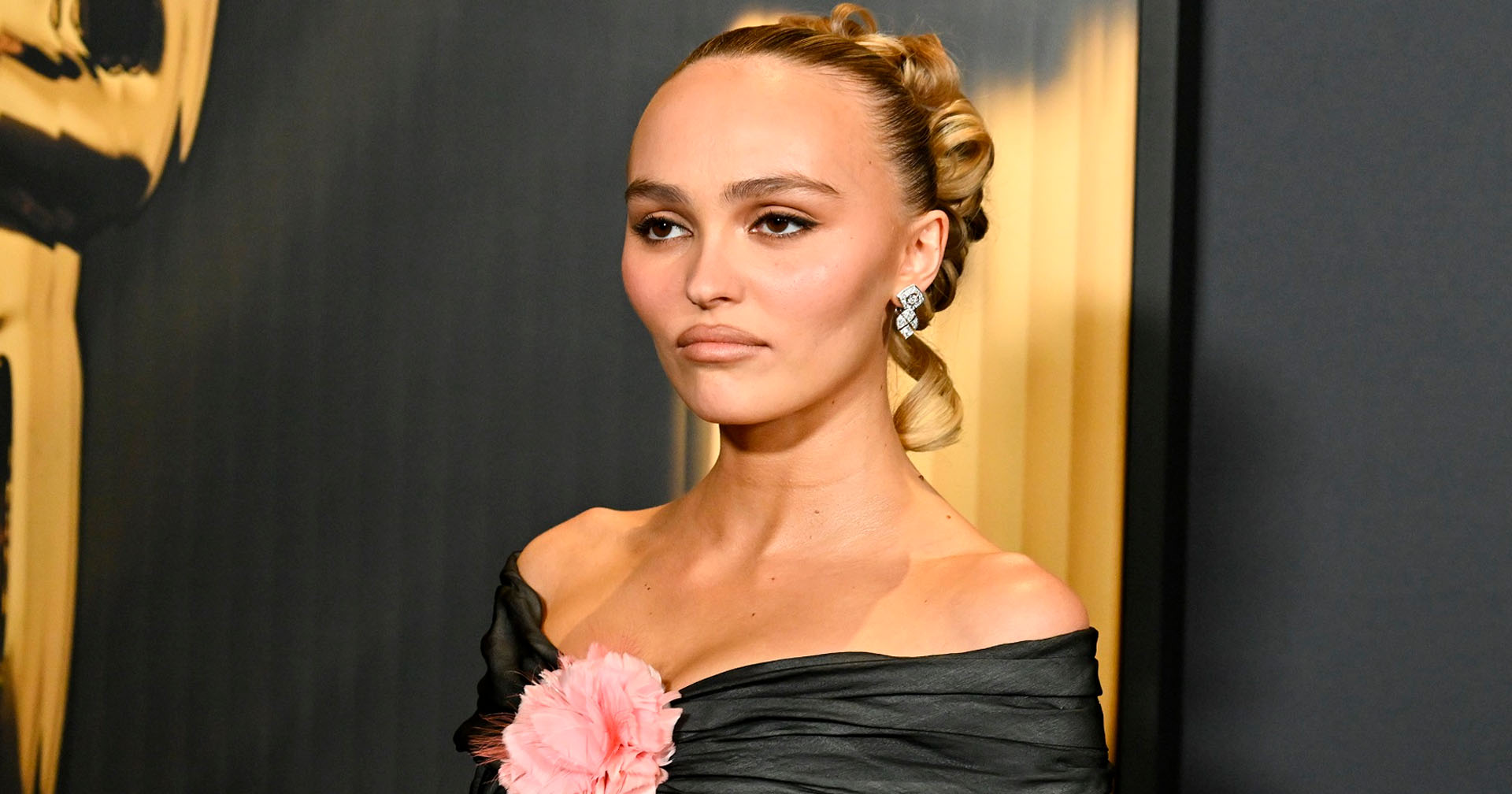 Lily-Rose Depp surge irreconhecível em imagens do set de ‘Werwulf’, novo filme de Robert Eggers