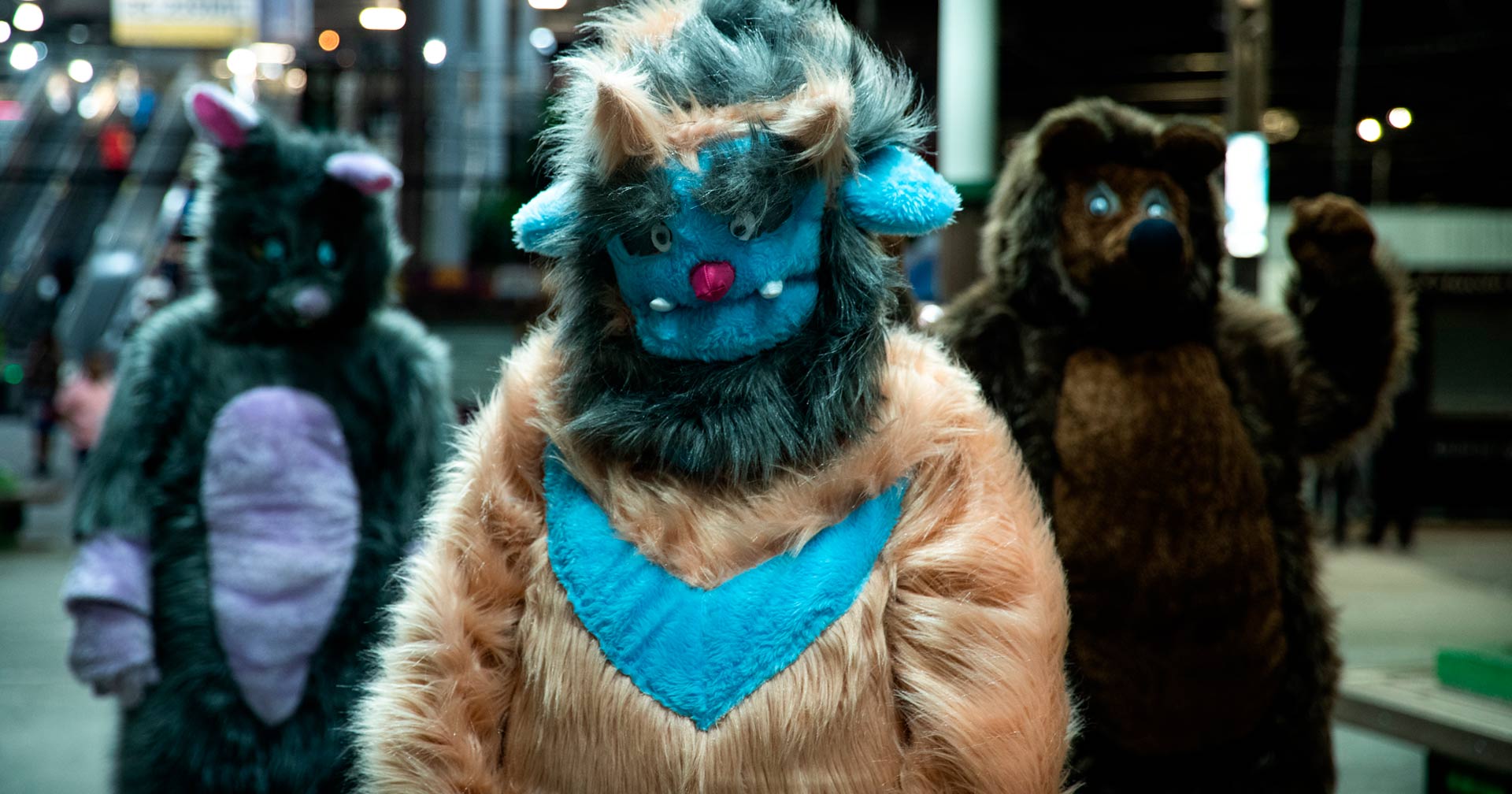 Jornalista arrisca tudo ao investigar sequestros inusitados no trailer de ‘Máfia de Pelúcia’; veja