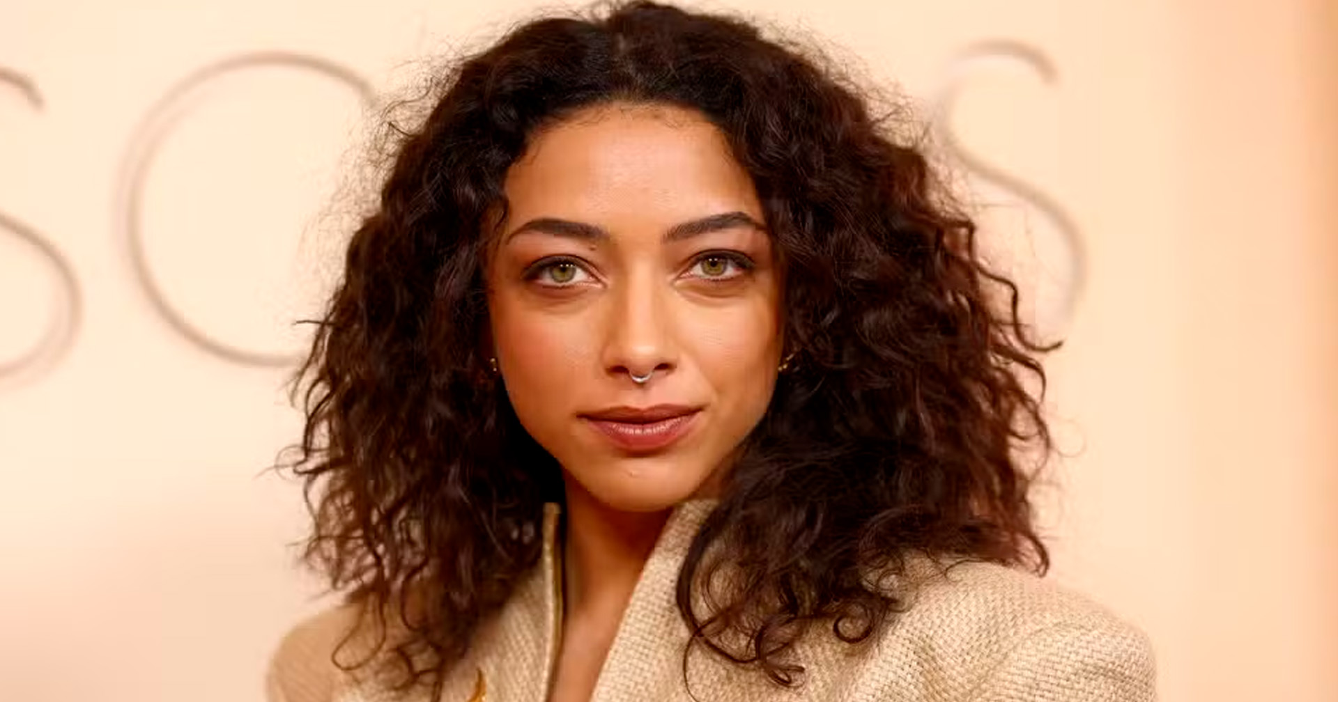 Qual significado do broche usado por Alice Carvalho, destaque de ‘O Agente Secreto’, no Oscar 2026?