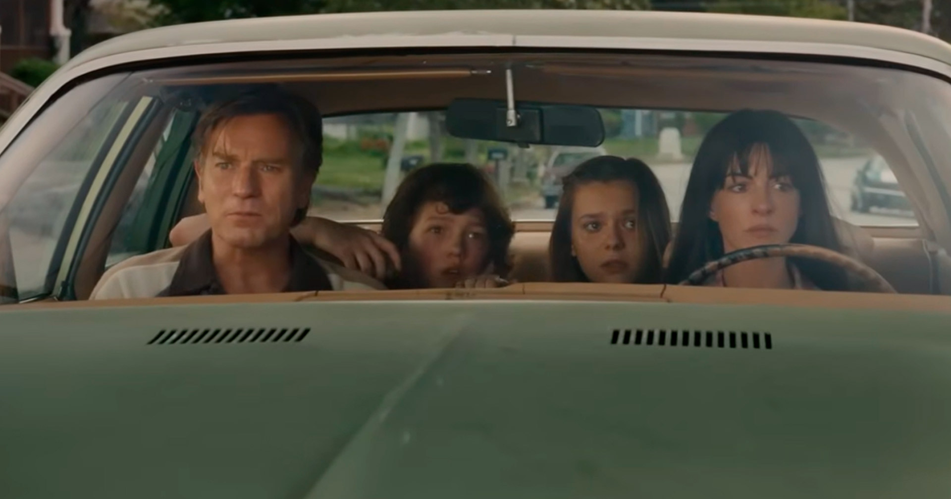 Anne Hathaway tenta compreender um misterioso evento cósmico no trailer de ‘O Fim da Rua’; assista