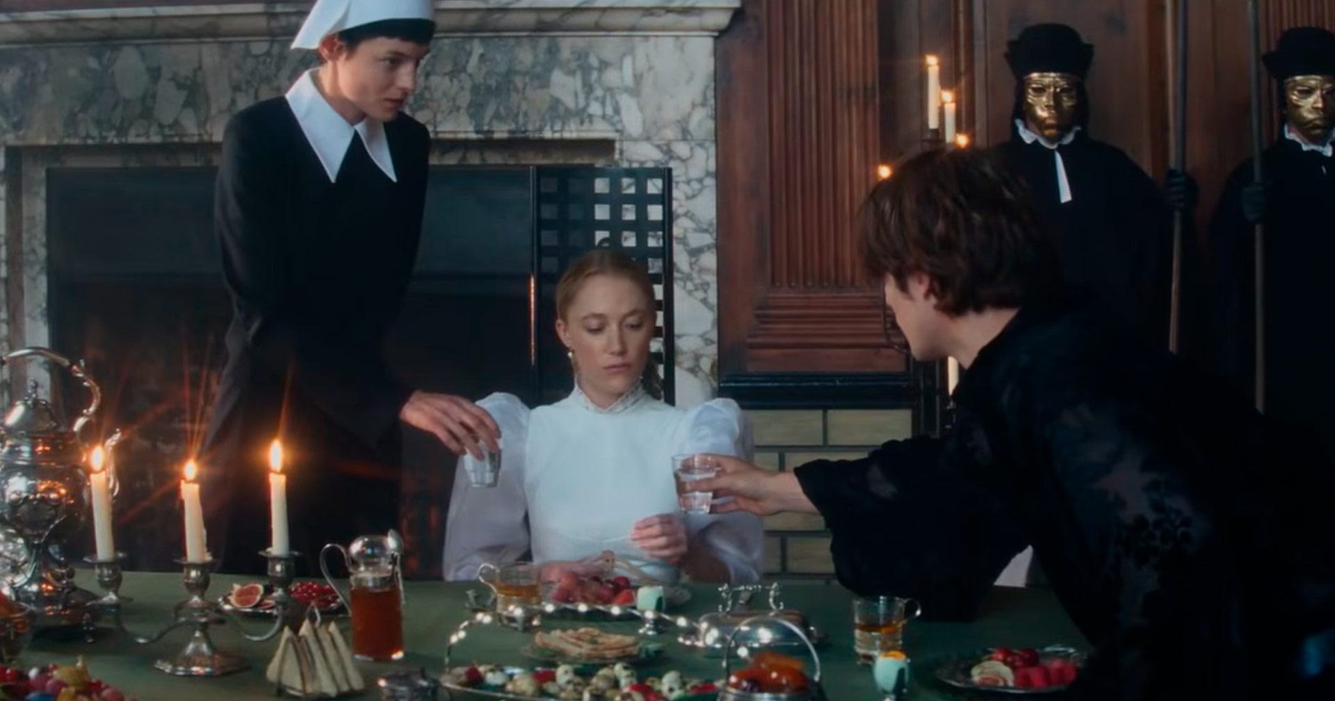 Nicholas Galitzine tenta seduzir Maika Monroe no trailer de ‘100 Noites de Desejo’