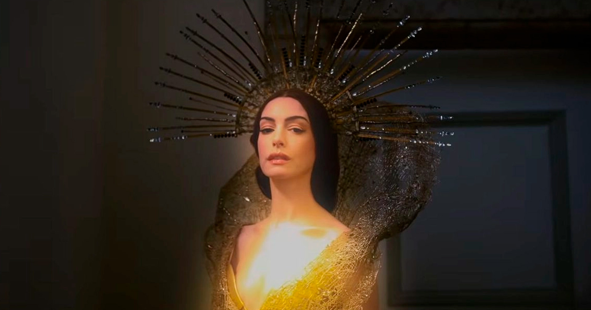 ‘Mother Mary’: filme de Anne Hathaway ganha nova imagem e diretor revela inspiração em Taylor Swift