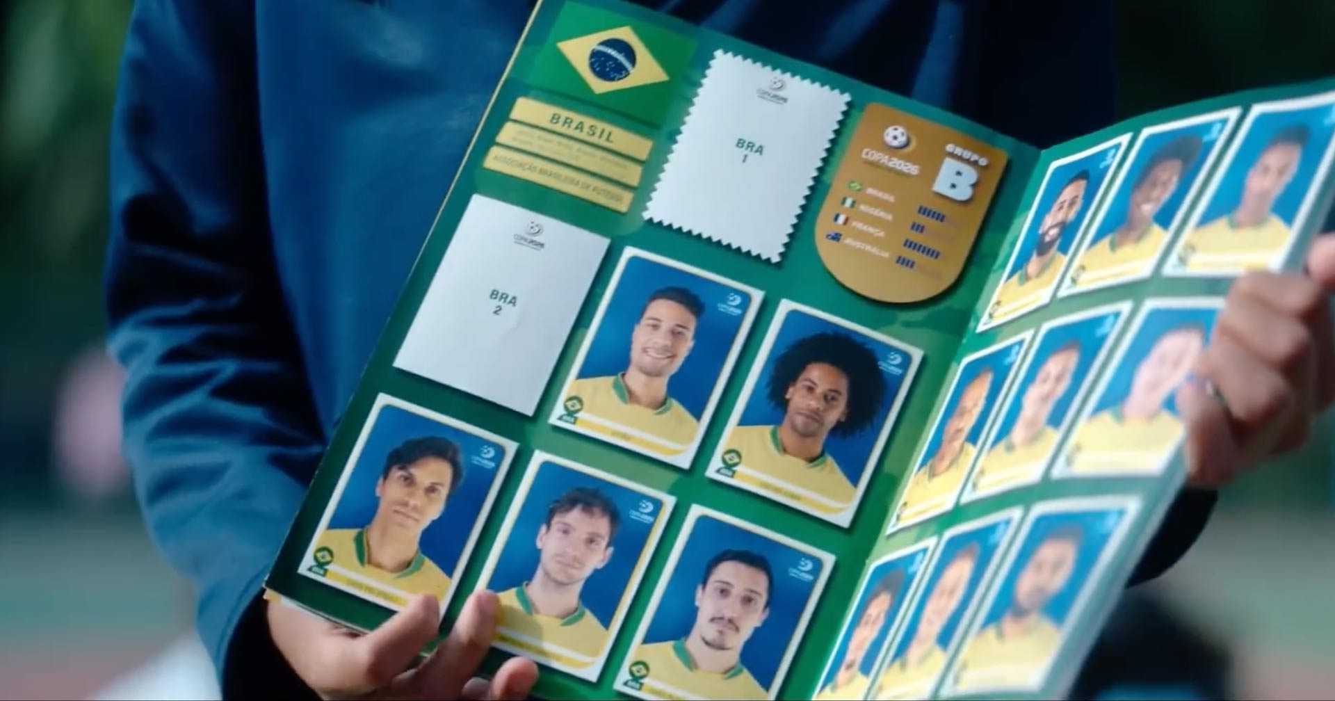 Crianças investigam falsificação de figurinha da Copa do Mundo em cena de ‘O Gênio do Crime’; veja