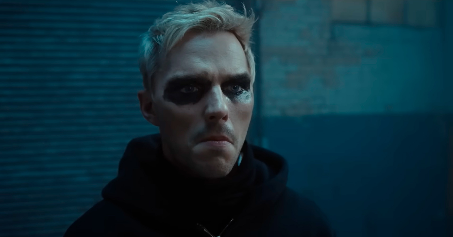 Nicholas Hoult lidera assaltos transmitidos ao vivo no trailer de ‘Como Roubar Um Banco’; assista