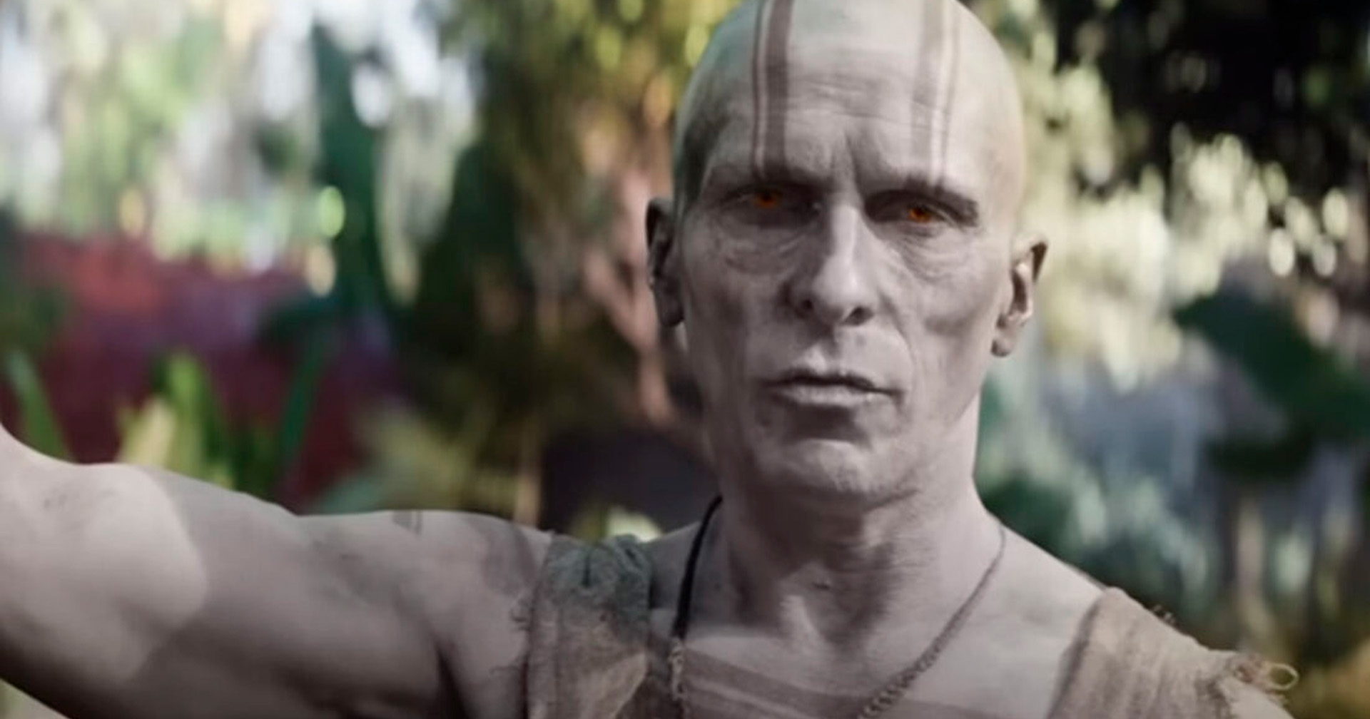 Thor 4 | Taika e Hemsworth revelam detalhes de Gorr, vilão vivido por Christian Bale