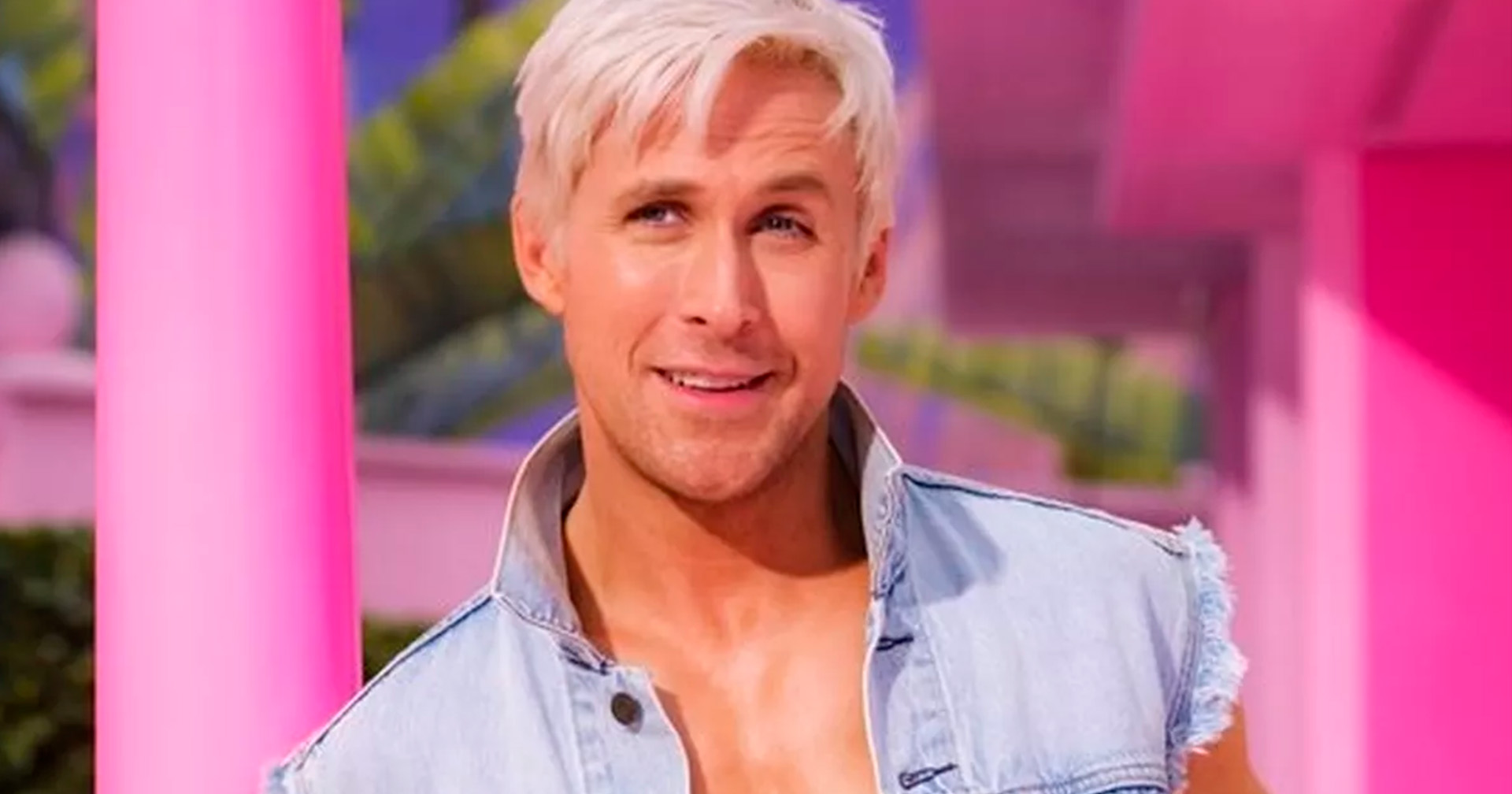 Barbie | Ryan Gosling aparece platinado e sem camisa em sua primeira imagem no longa; confira