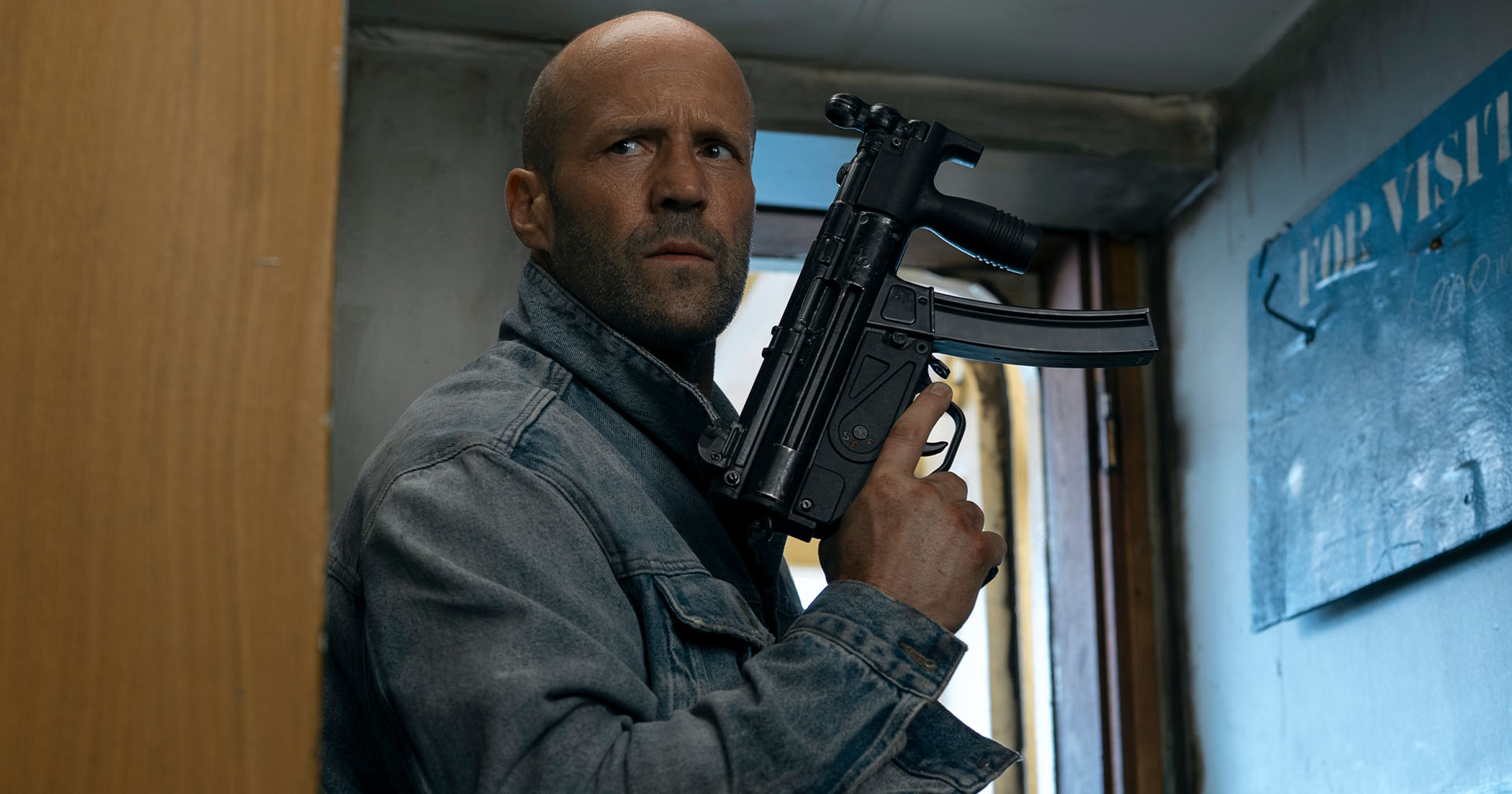 Jason Statham surge pendurado no contêiner de um navio em novo pôster de ‘Código: Vingança’