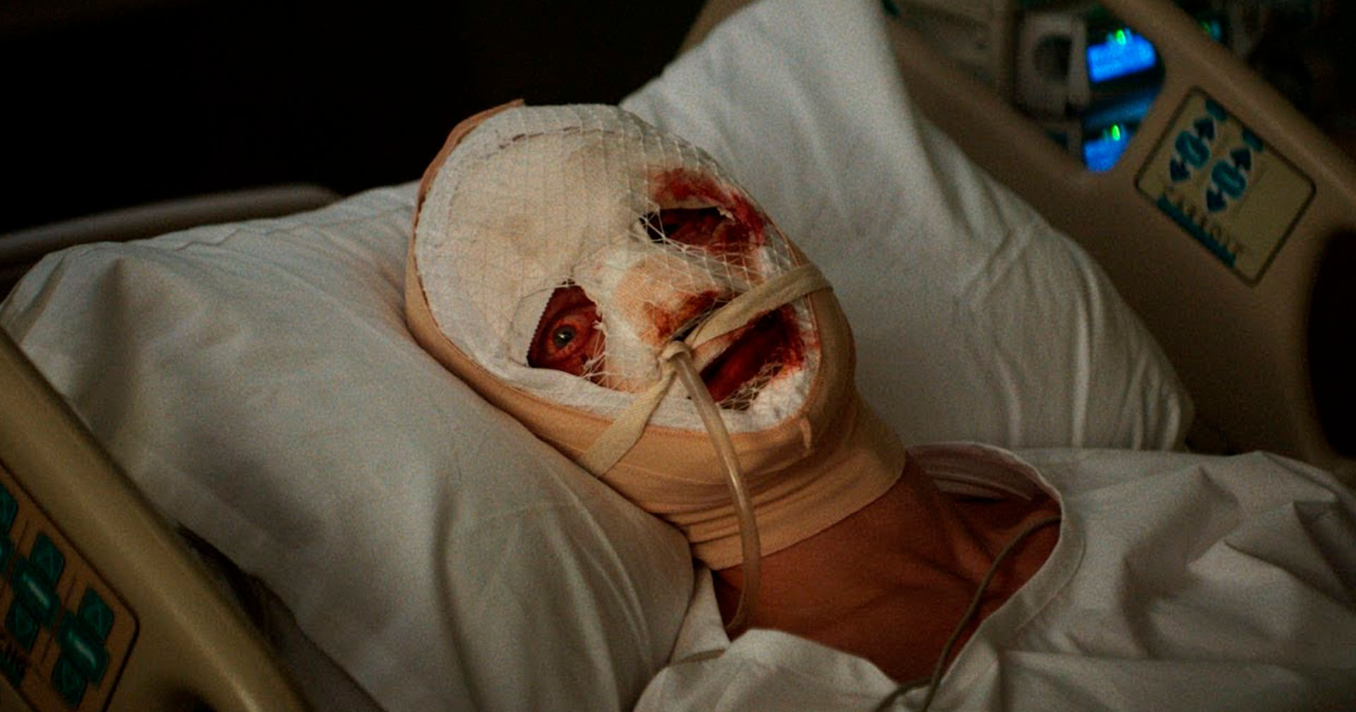 Atmosfera sombria é destaque nas imagens inéditas de 'Cara-de-Barro', primeiro filme de terror da DC