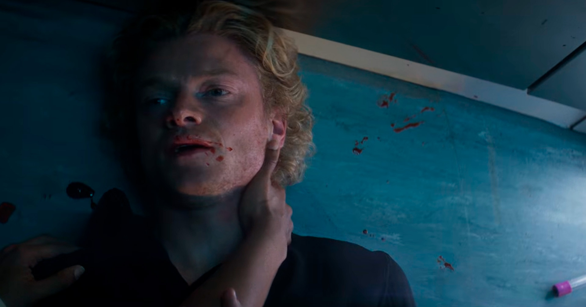 ’Cara-de-Barro’: Tom Rhys Harries vira monstro de argila no trailer do primeiro terror da DC