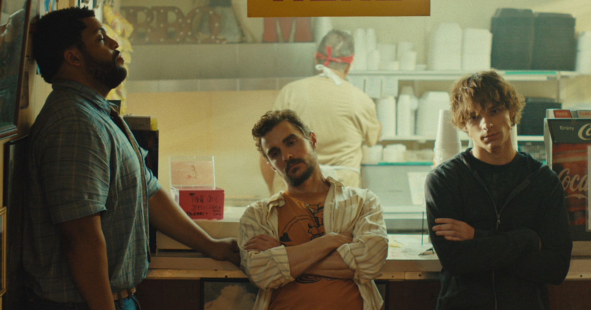 'Idiotas', comédia com Dave Franco e Mason Thames, ganha trailer e data de estreia no Brasil