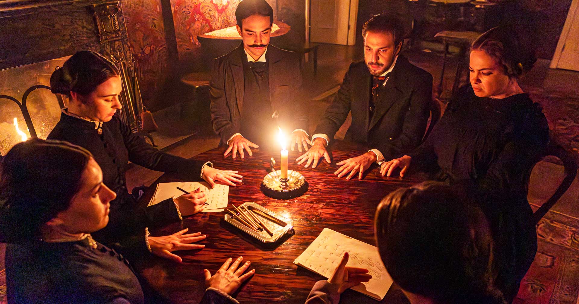 Sessão de psicografia revela mensagem emocionante em cena inédita de 'The Fox Sisters'; assista