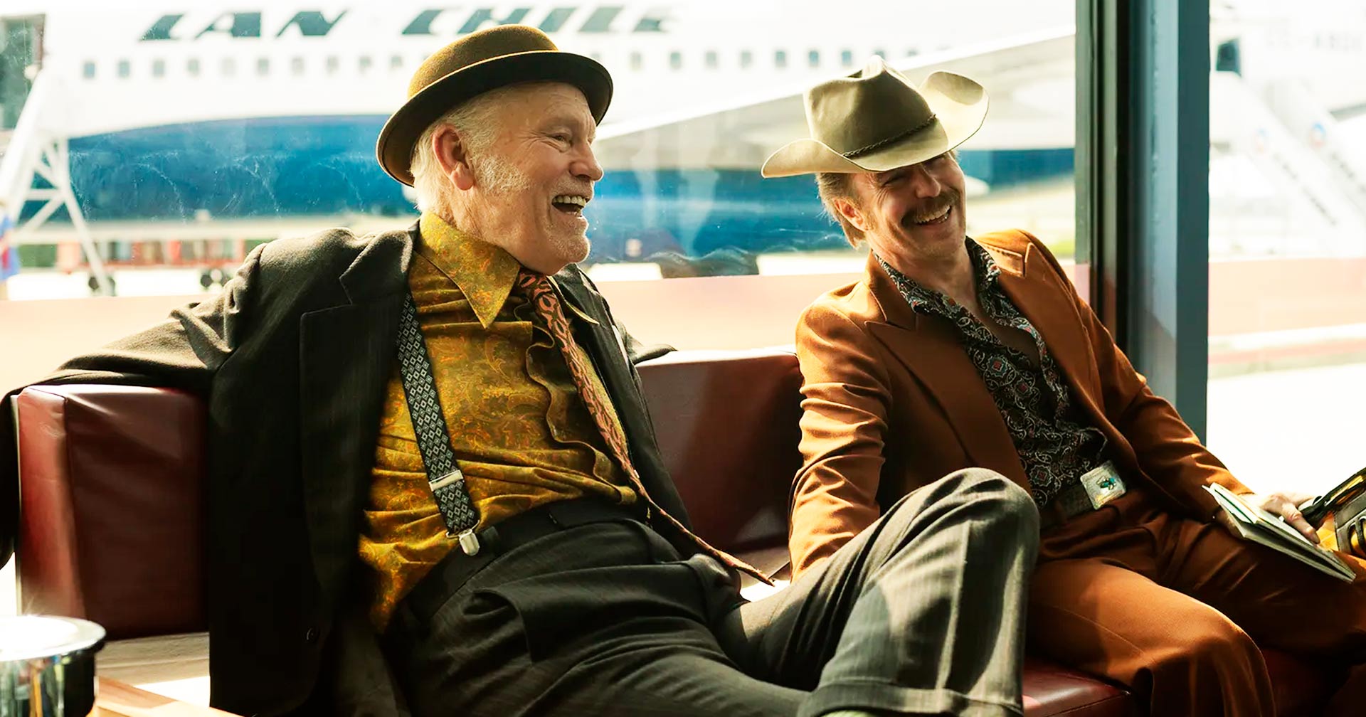 John Malkovich aparece cercado por moais na Ilha de Páscoa em nova foto de 'Cavalo Selvagem Nove'