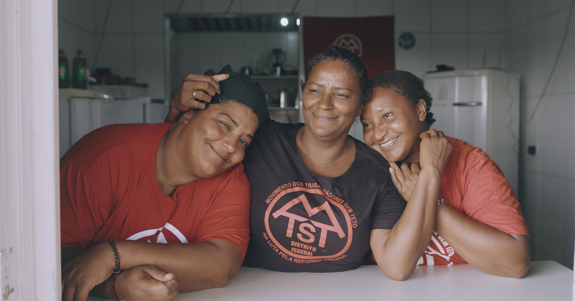 Três mulheres transformam uma cozinha em resistência no trailer de 'Não Existe Almoço Grátis'