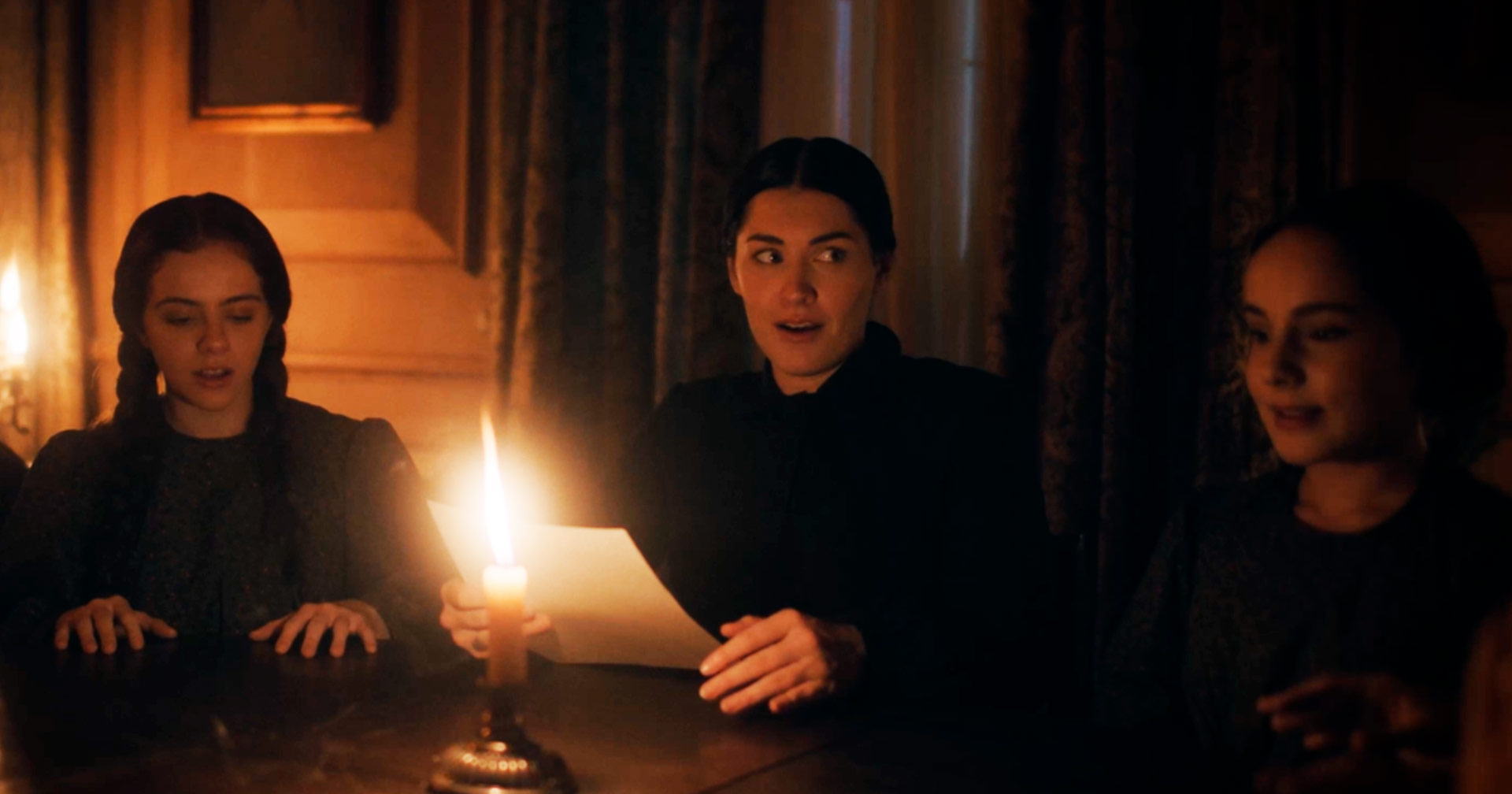 Espíritos movimentam mesa e fazem pedido surpreendente em nova cena de 'The Fox Sisters'; veja