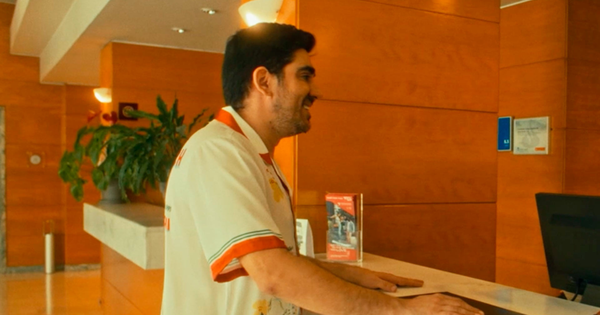 Trocadilho bem-humorado marca diálogo de Marcelo Adnet em cena inédita de 'Hotel Amor'; assista