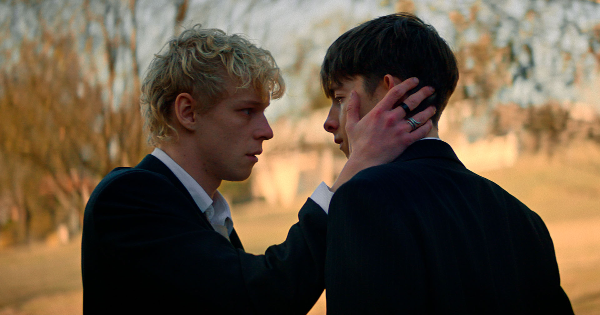 Amor adolescente vira pesadelo no trailer de 'Leviticus: Ritual de Sangue'; assista