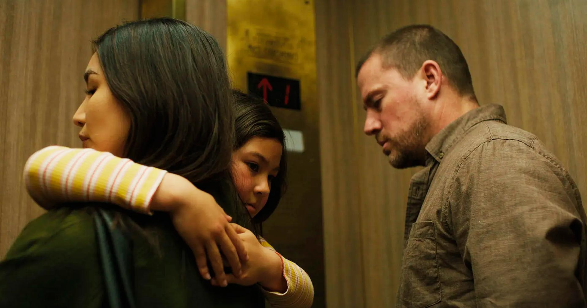 Channing Tatum e Gemma Chan ajudam filha traumatizada por crime no primeiro trailer de 'Josephine'