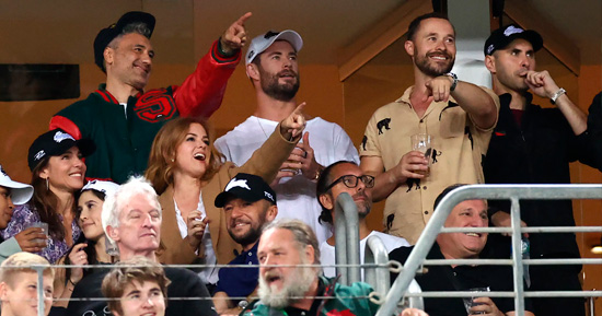 Russel Crowe e equipe de Thor 4 assistem a jogo de rugby